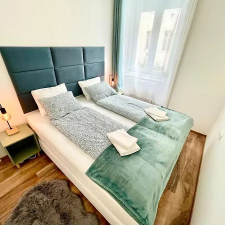 Premium W 2 Double Beds And Sofabed アパート