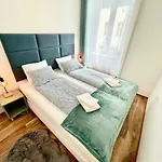Premium W 2 Double Beds And Sofabed Апартаменты