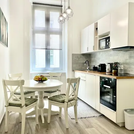 Premium W 2 Double Beds And Sofabed Βουδαπέστη