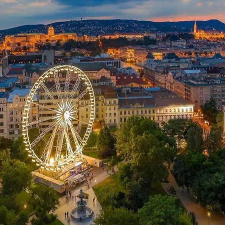 Premium W 2 Double Beds And Sofabed * Budapest