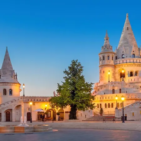 Premium W 2 Double Beds And Sofabed بودابست